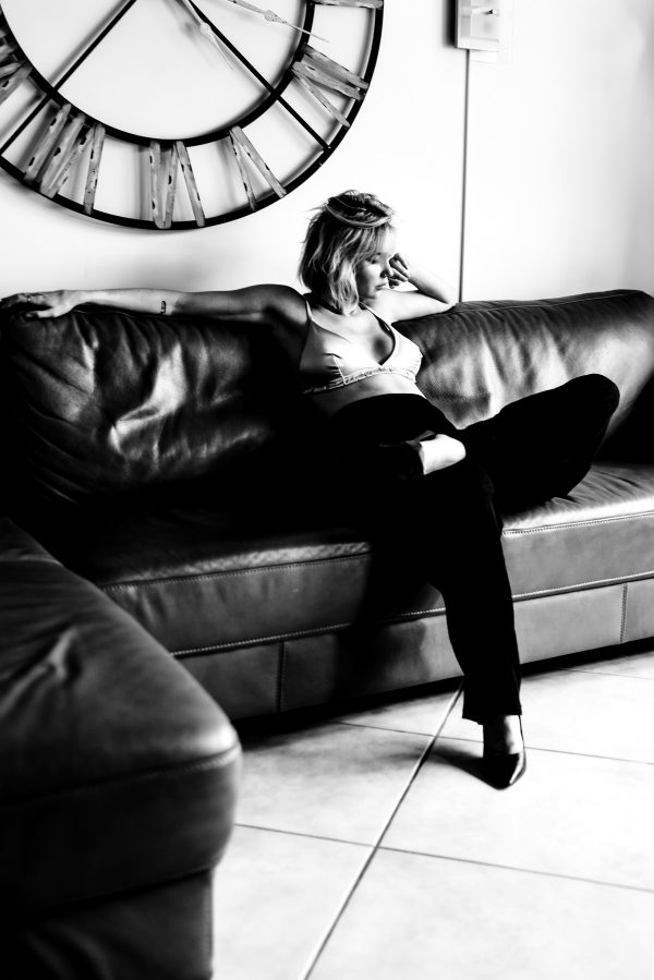 Frau auf der Couch Portrait in S/W