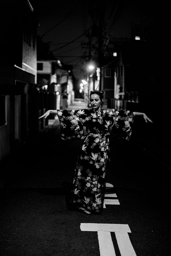 Frau im Kimono in Tokyo in S/W