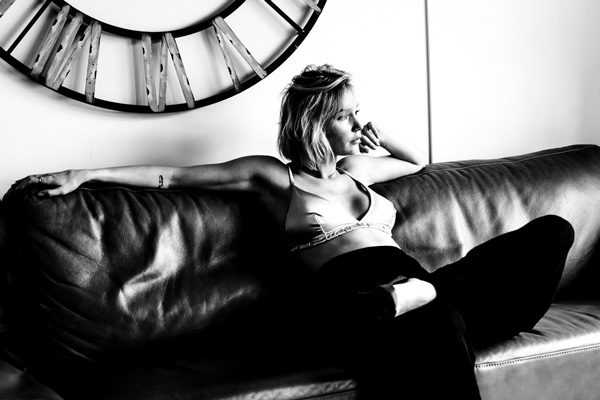 Frau auf der Couch Portrait in S/W