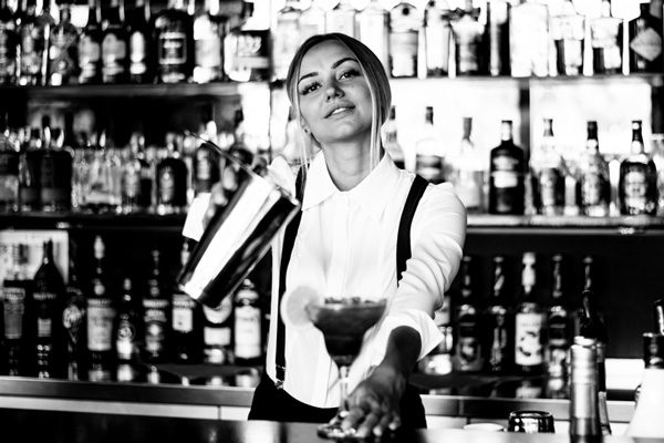 Frauenportrait Bartender in S/W