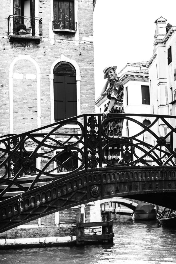 Frau mit Hut in Venedig Portrait in S/W