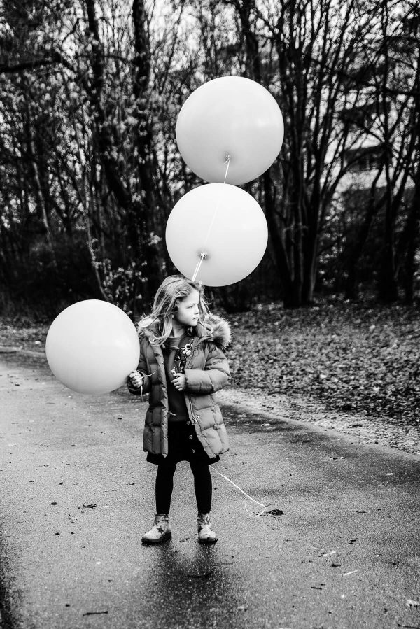 Mädchen mit Luftballons Portrait in S/W