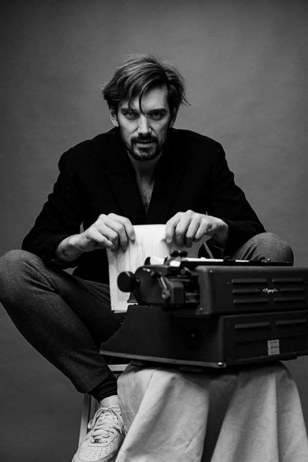 Mann mit Schreibmaschine Portrait in S/W