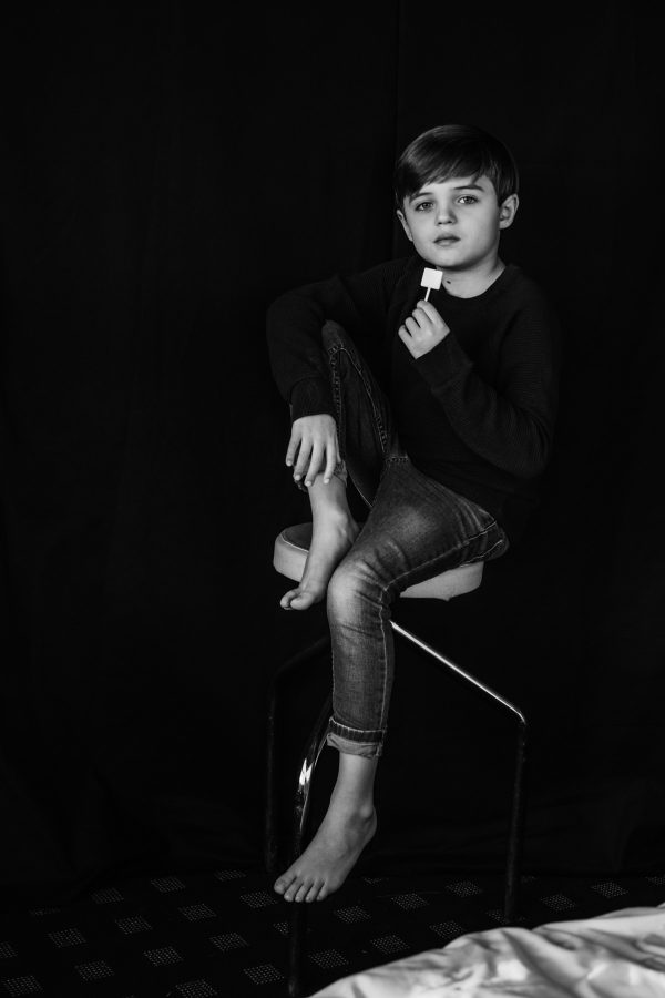 Kinderportrait in schwarz weiss mit Lolli
