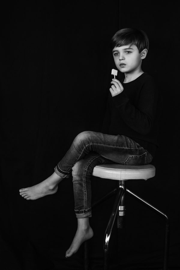 Kinderportrait in schwarz weiss mit Lolli