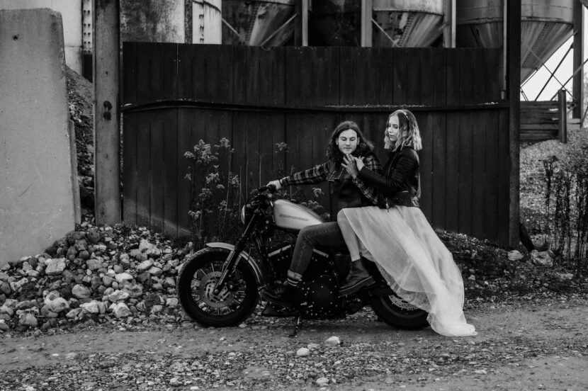 Lovestory, Pärchen sw auf dem Motorrad