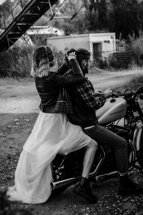 Lovestory, Pärchen sw auf dem Motorrad