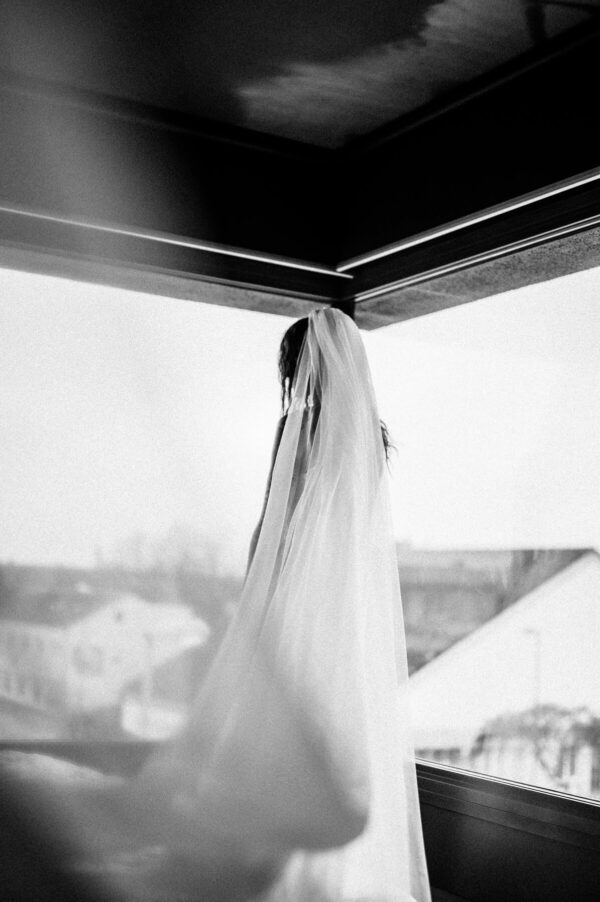 Braut am Fenster in schwarz weiss