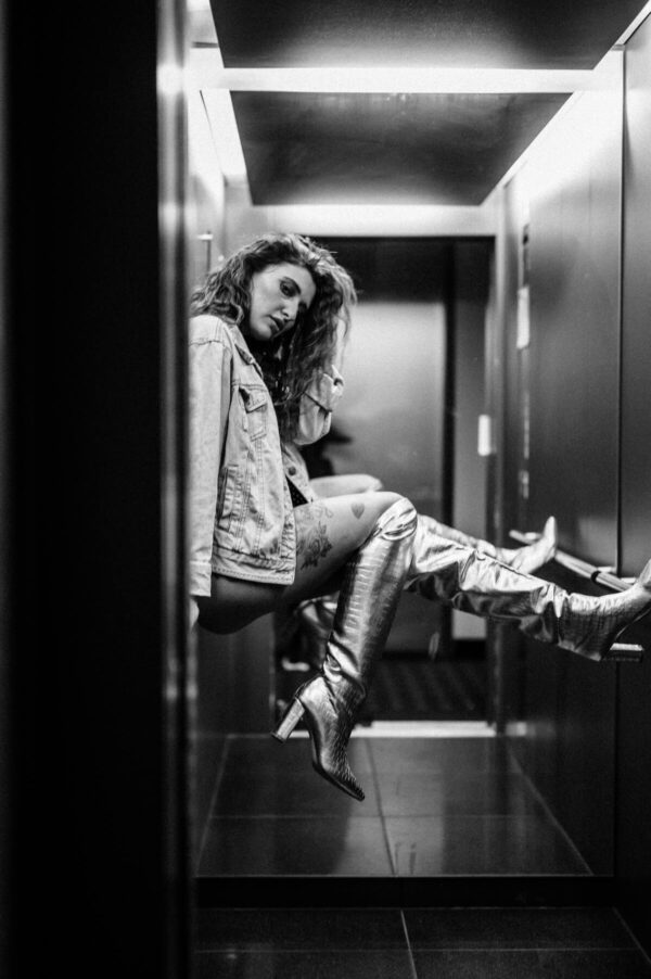 Frau im Aufzug mit Jeansjacke schwarz weiss
