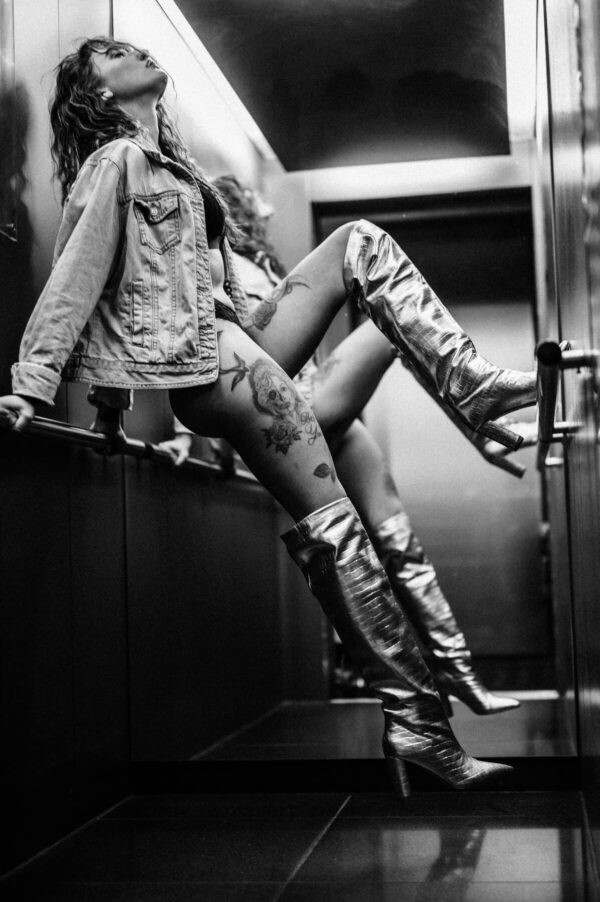 Frau im Aufzug mit Jeansjacke schwarz weiss