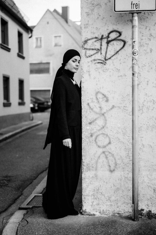 Frau mit Kopftuch in schwarz weiss