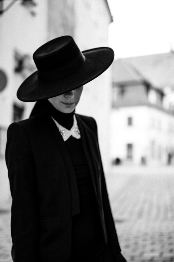 Frau mit Hut in schwarz weiss