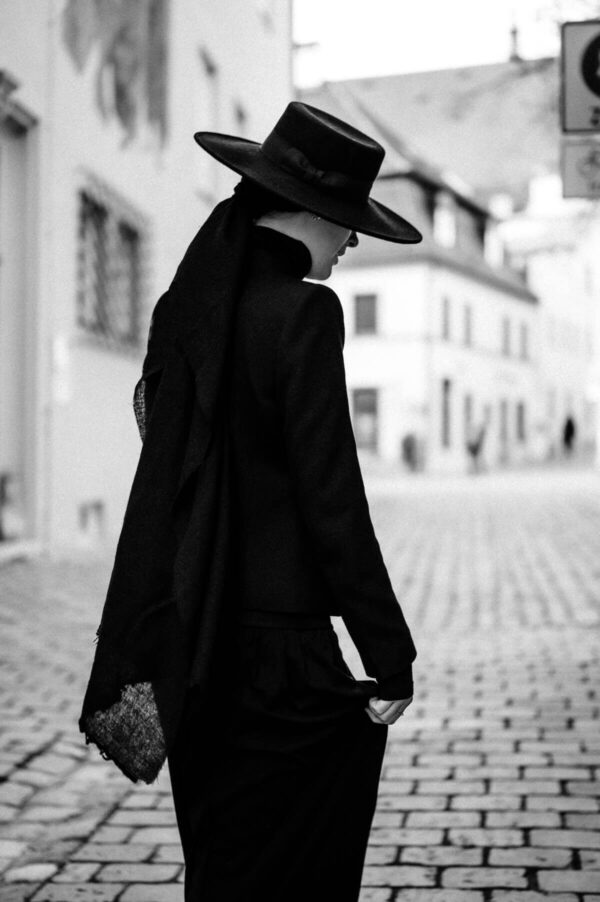 Frau mit Hut in schwarz weiss von hinten