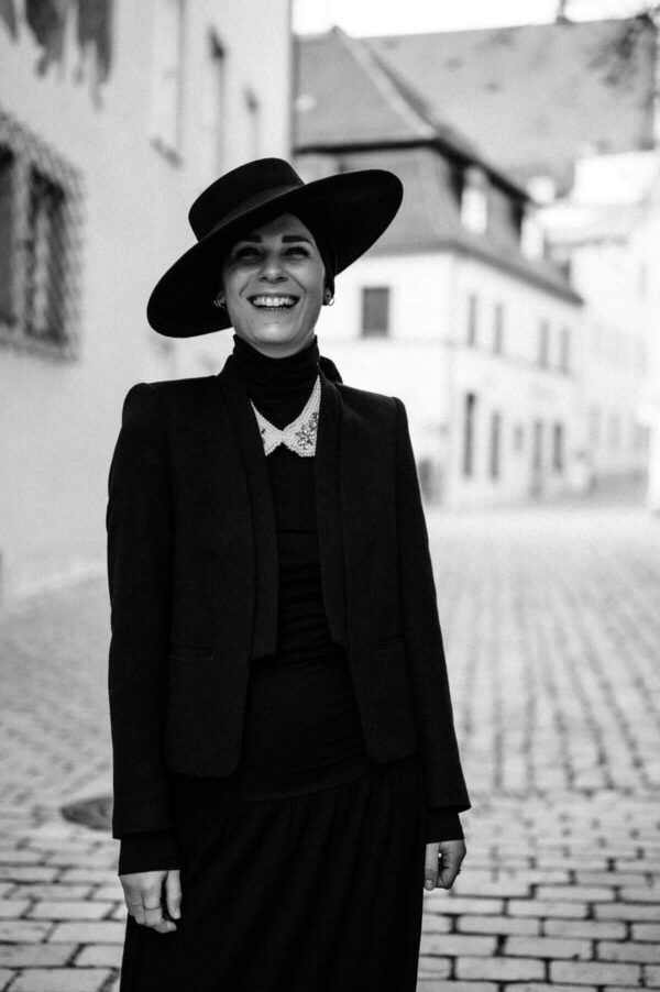 Frau mit Hut in schwarz weiss lachend