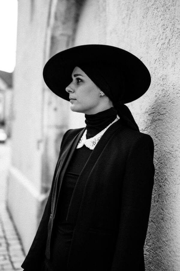 Frauenportrait mit Hut in schwarz weiss