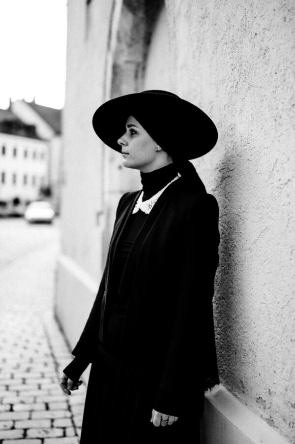 Frau mit Hut in schwarz weiss