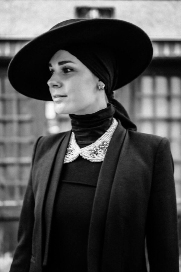 Frauenportrait mit Hut in schwarz weiss