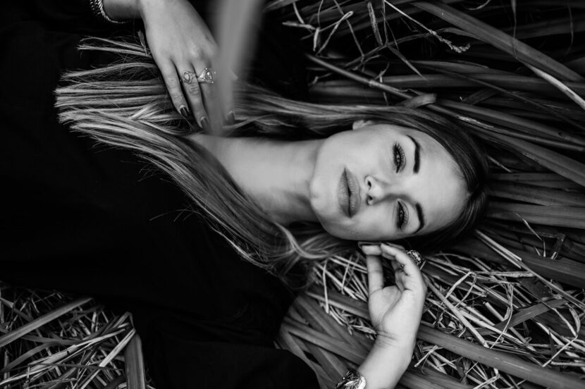 Frauenportrait im Gras in schwarz weiss