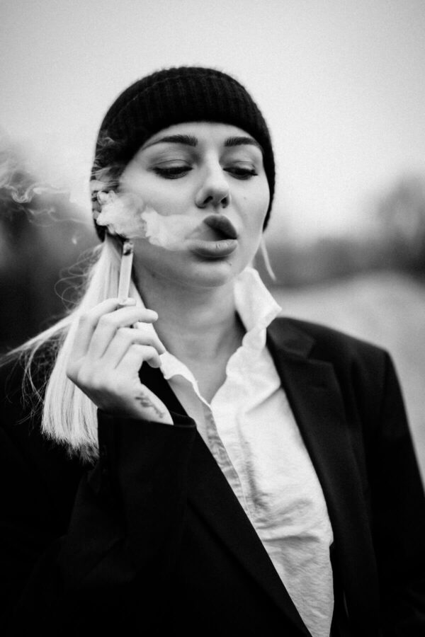 Frauenportrait beim Rauchen in schwarz weiss