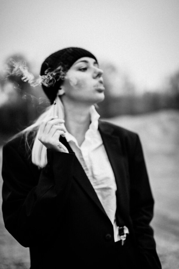 Frauenportrait beim Rauchen in schwarz weiss