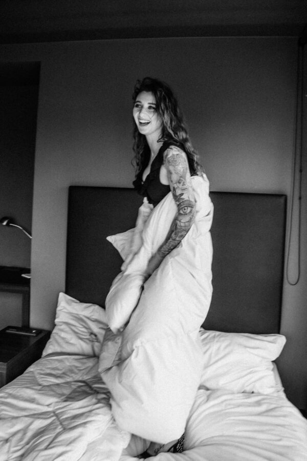 Frau mit Tattoo im Bett schwarz weiss